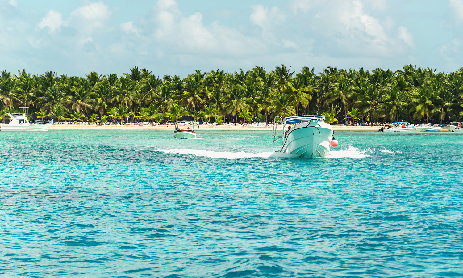 Within a day's boatride one can explore the best beaches in Belize!