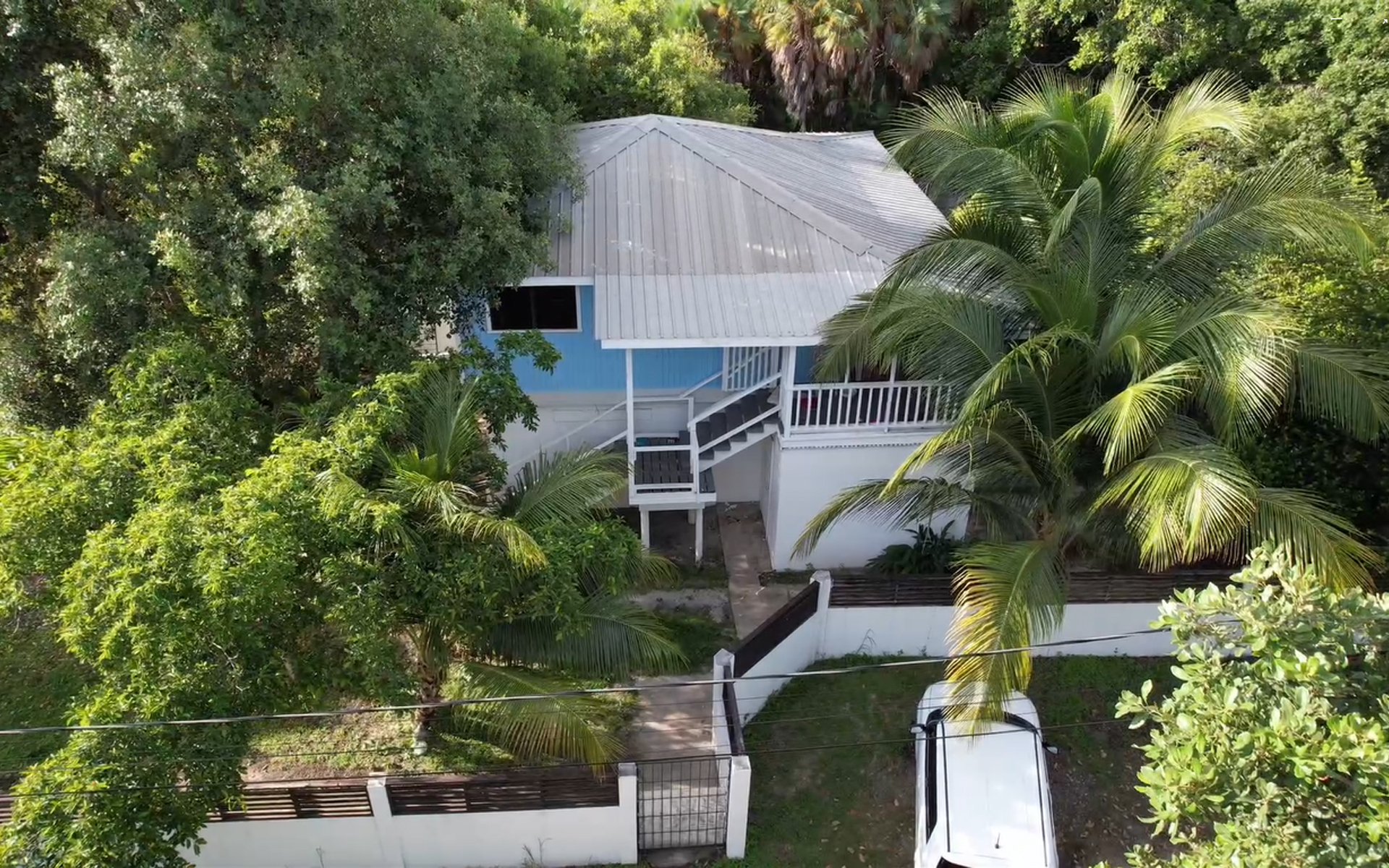 charming 2.5 bedroom home on large lot in Placencia