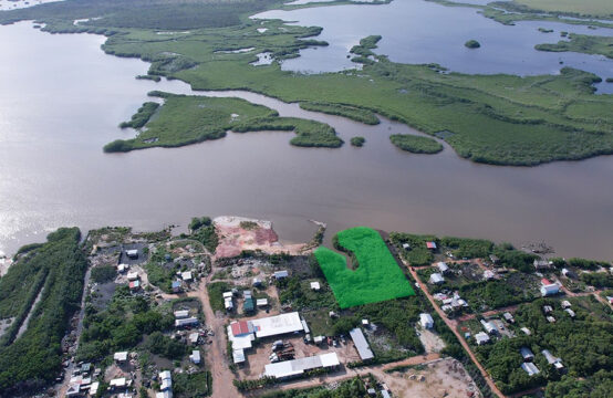 Affordable lot on the lagoon in Seine Bight