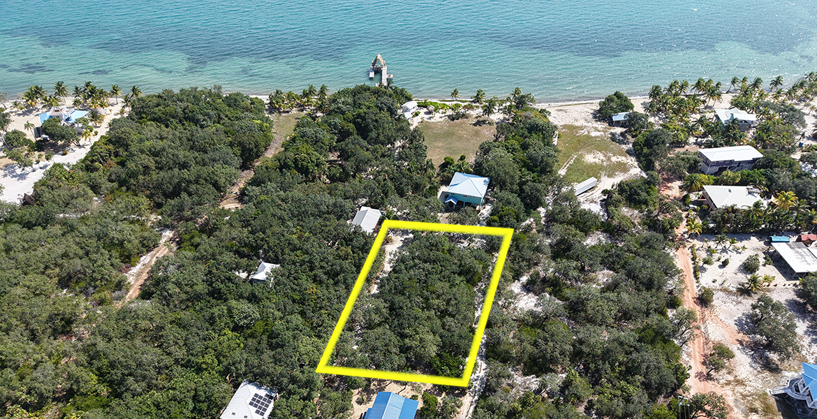 Lot steps from the beach in Placencia