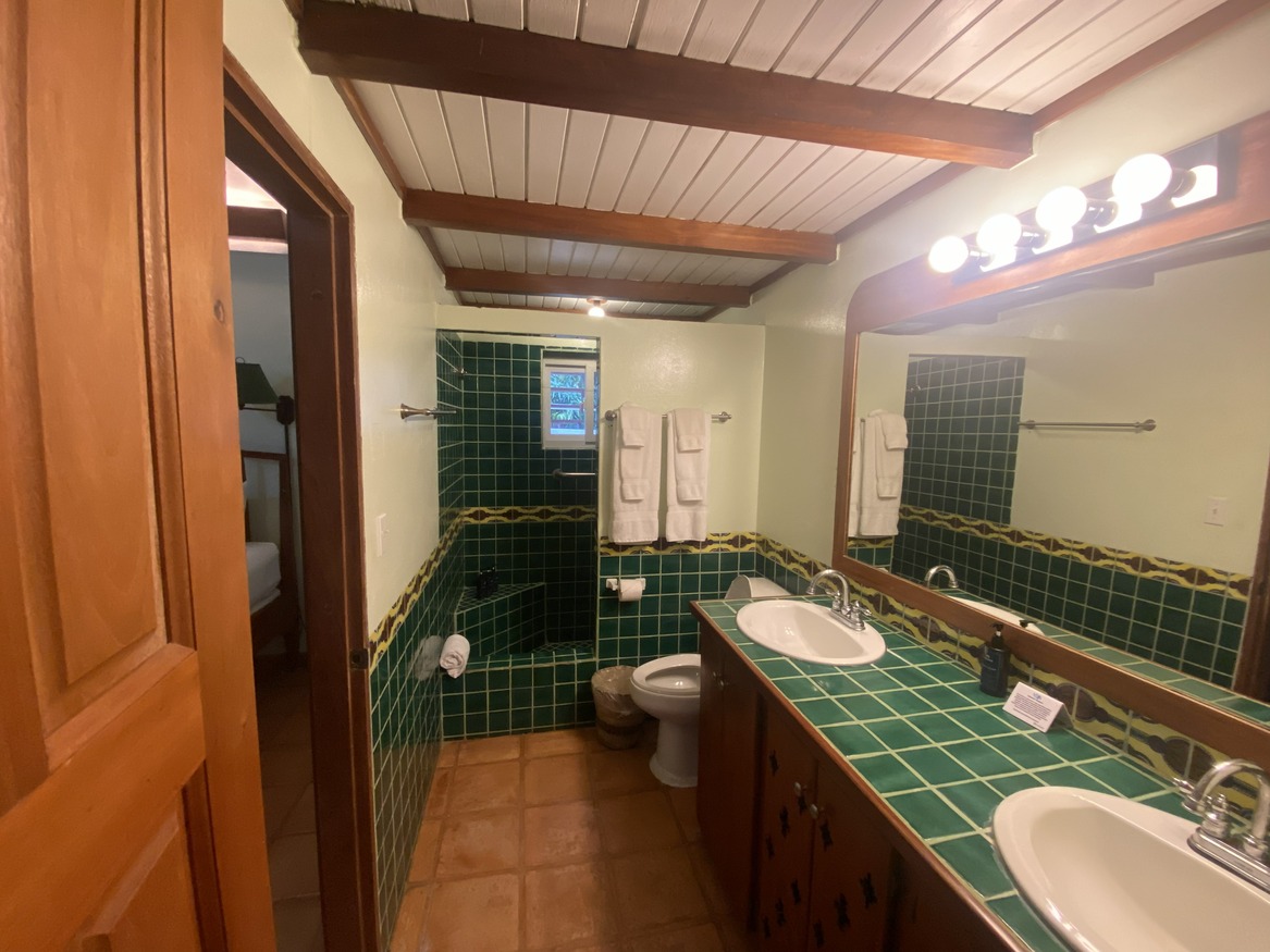 Beautiful 2 bedroom beachfront Condo in Beachside Villas